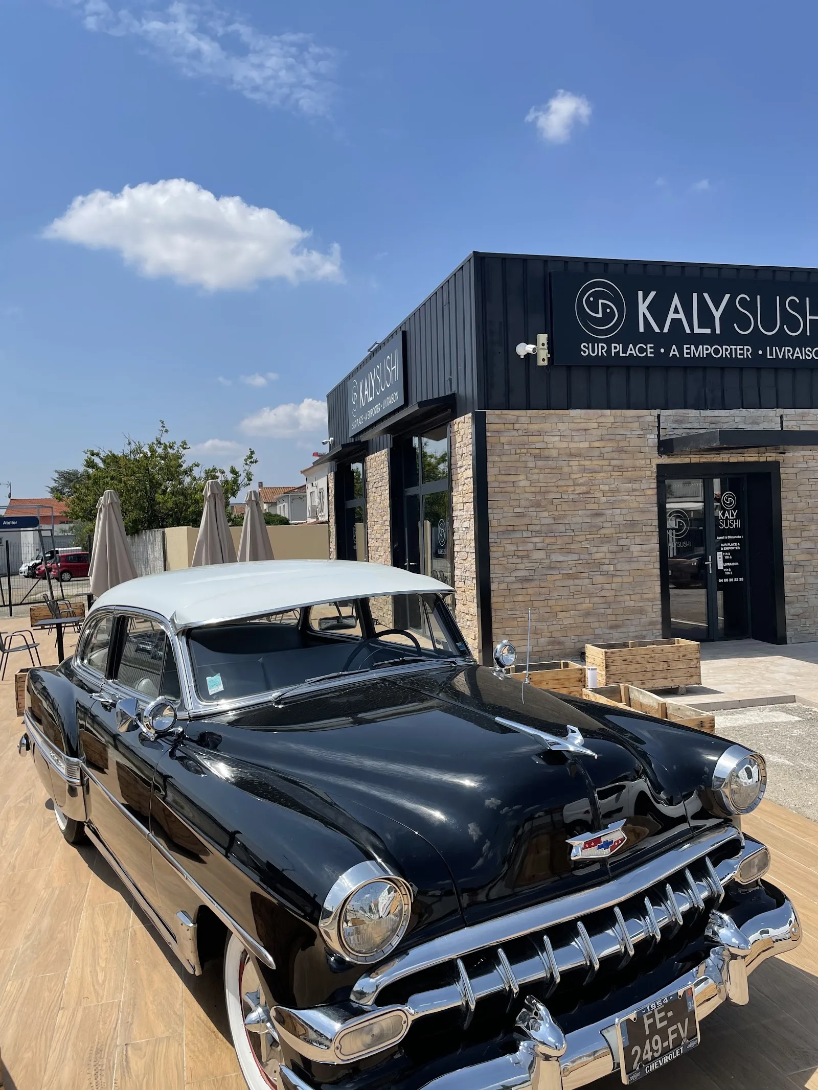 La façade du restaurant Kaly Sushi à Nîmes, enseigne lumineuse et caméra de sécurité fixée sur le bardage noir